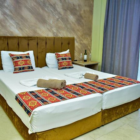 Te Bujtina Hotel- Cozy Stay With Traditional Breakfast Near Beach Golem  Extérieur photo