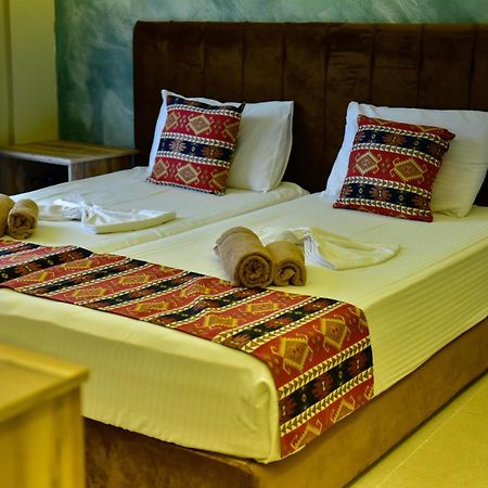 Te Bujtina Hotel- Cozy Stay With Traditional Breakfast Near Beach Golem  Extérieur photo