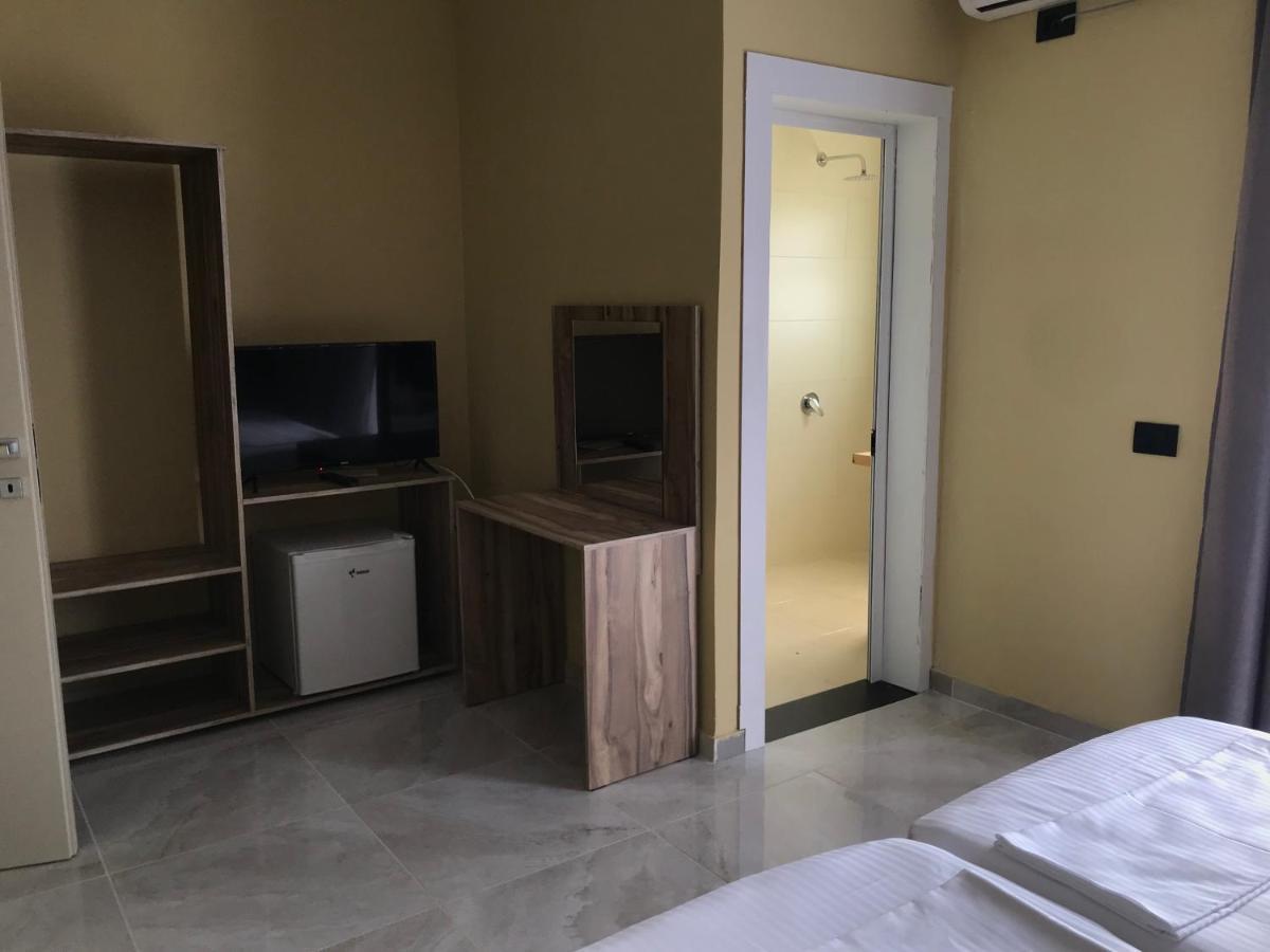 Te Bujtina Hotel- Cozy Stay With Traditional Breakfast Near Beach Golem  Extérieur photo