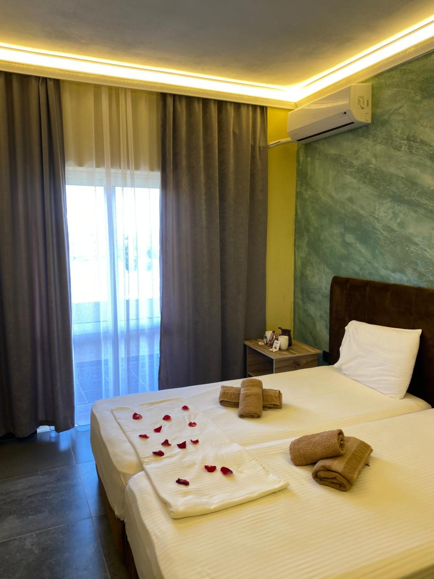 Te Bujtina Hotel- Cozy Stay With Traditional Breakfast Near Beach Golem  Extérieur photo