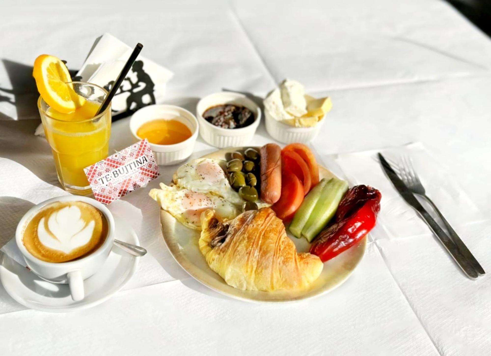Te Bujtina Hotel- Cozy Stay With Traditional Breakfast Near Beach Golem  Extérieur photo