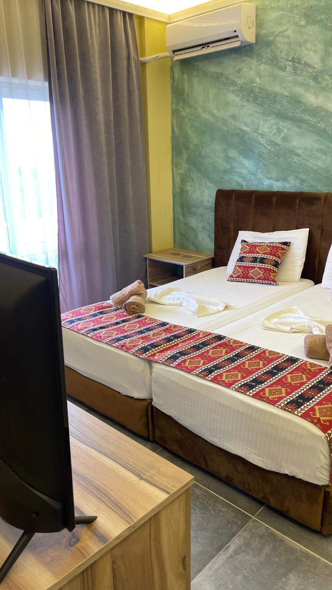 Te Bujtina Hotel- Cozy Stay With Traditional Breakfast Near Beach Golem  Extérieur photo