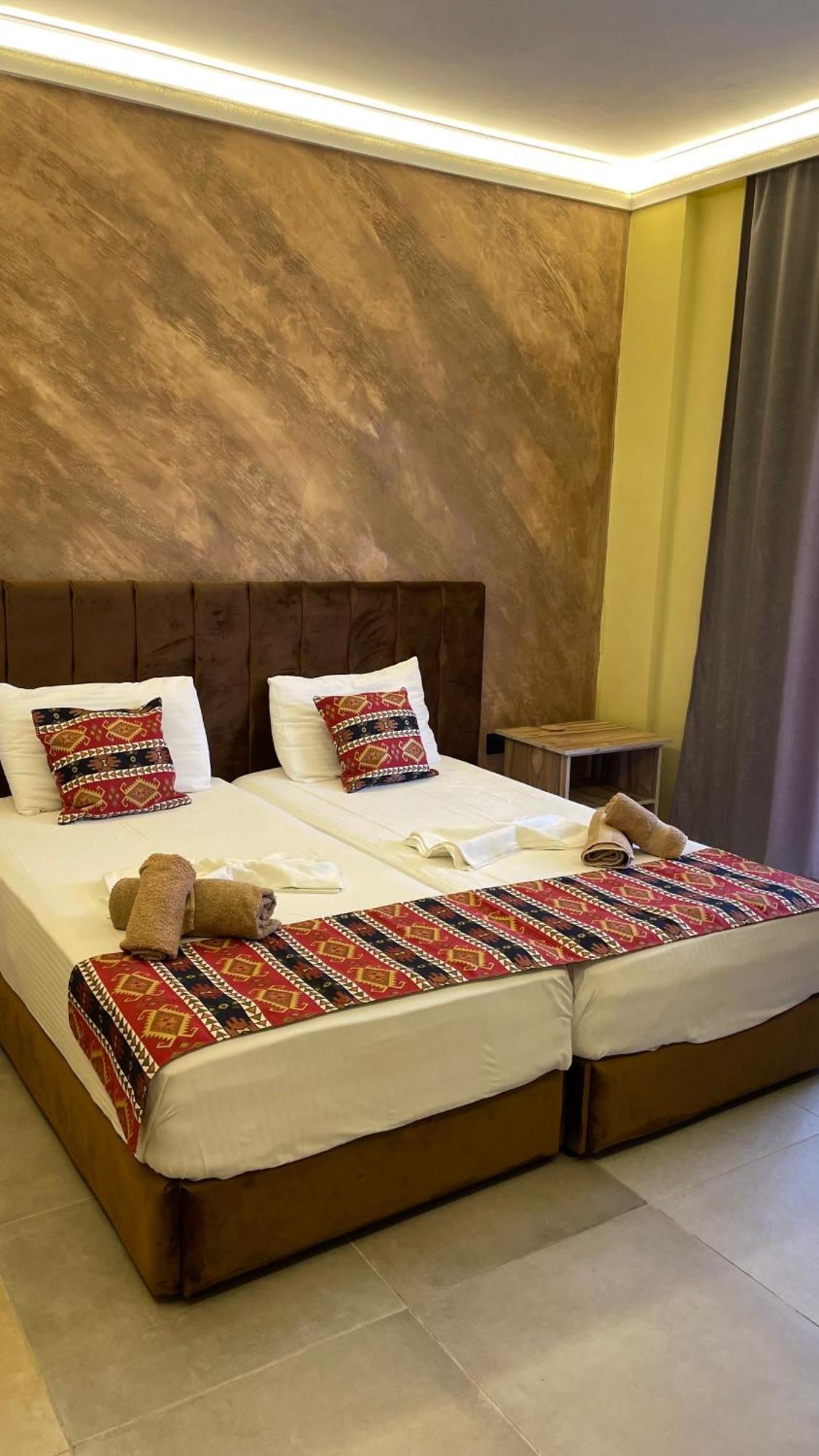 Te Bujtina Hotel- Cozy Stay With Traditional Breakfast Near Beach Golem  Extérieur photo