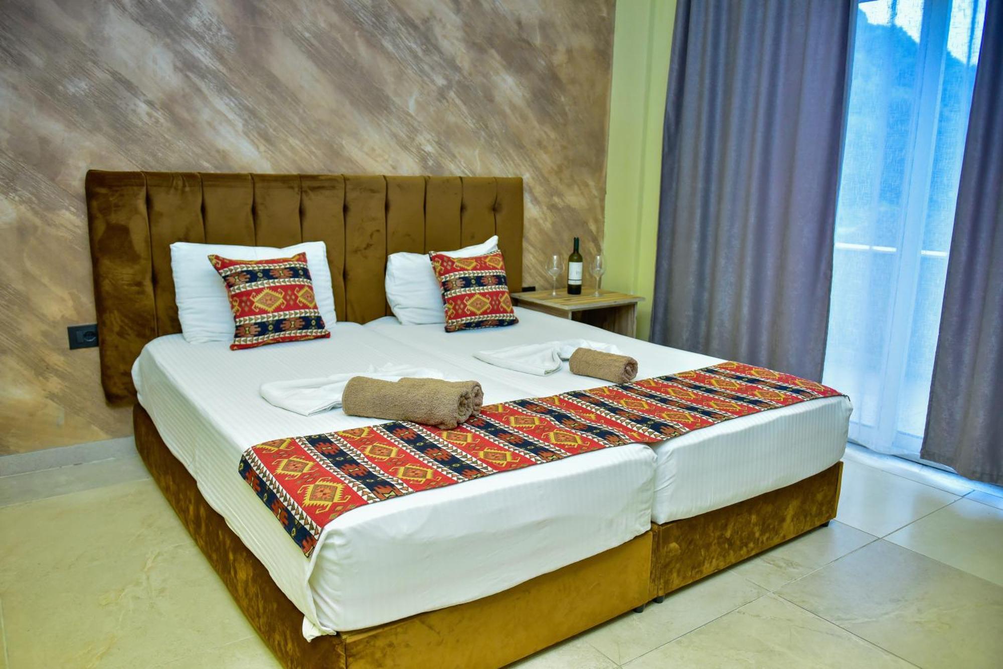 Te Bujtina Hotel- Cozy Stay With Traditional Breakfast Near Beach Golem  Extérieur photo