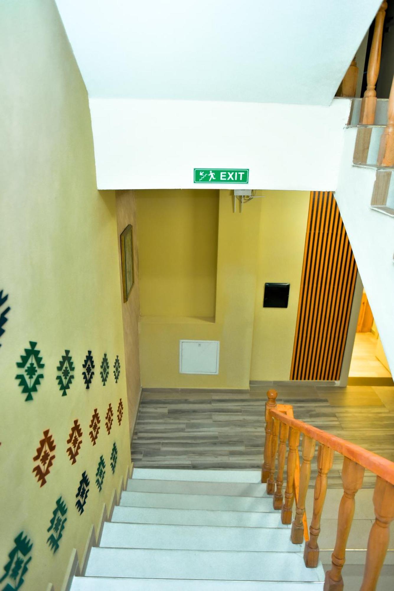 Te Bujtina Hotel- Cozy Stay With Traditional Breakfast Near Beach Golem  Extérieur photo