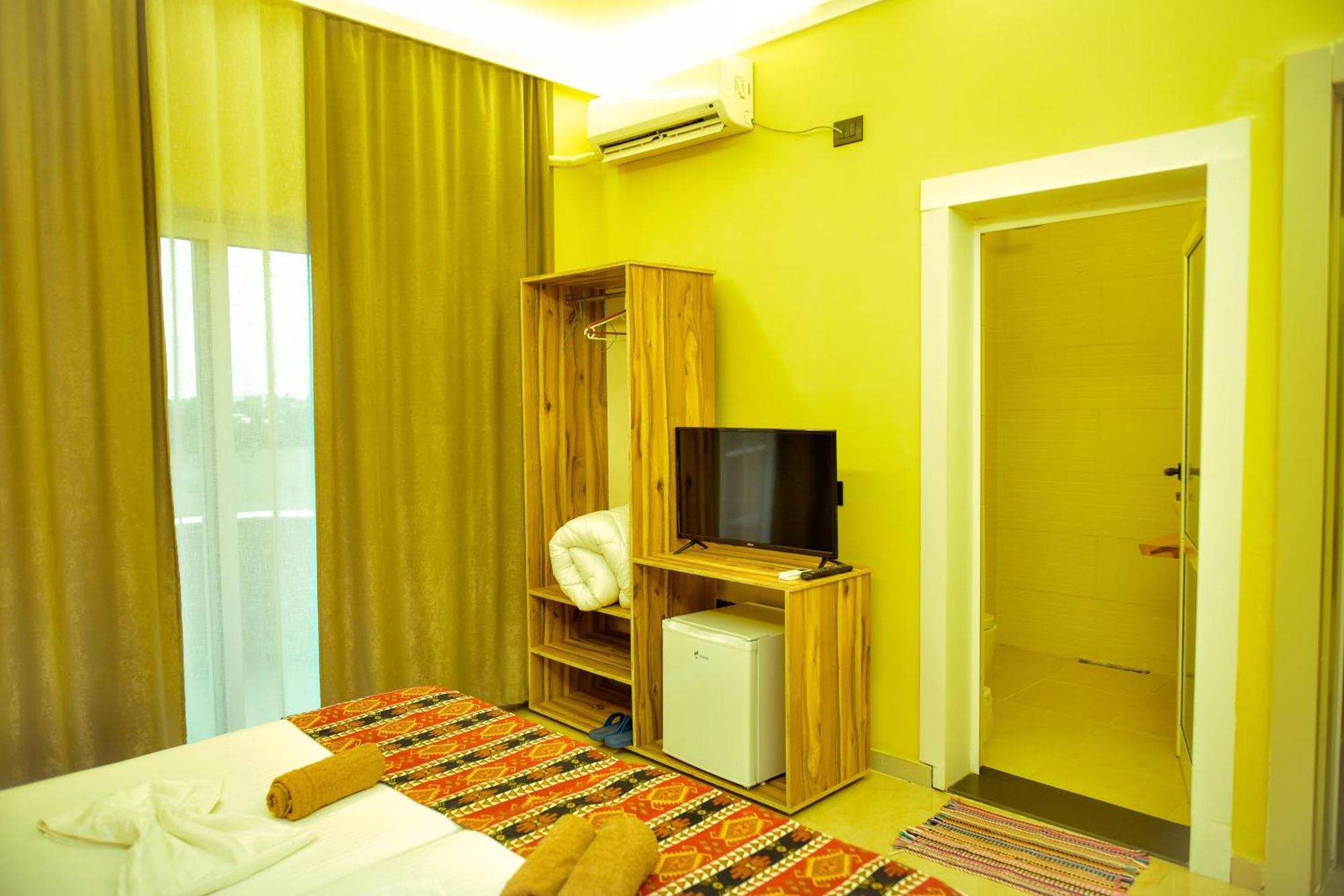 Te Bujtina Hotel- Cozy Stay With Traditional Breakfast Near Beach Golem  Extérieur photo