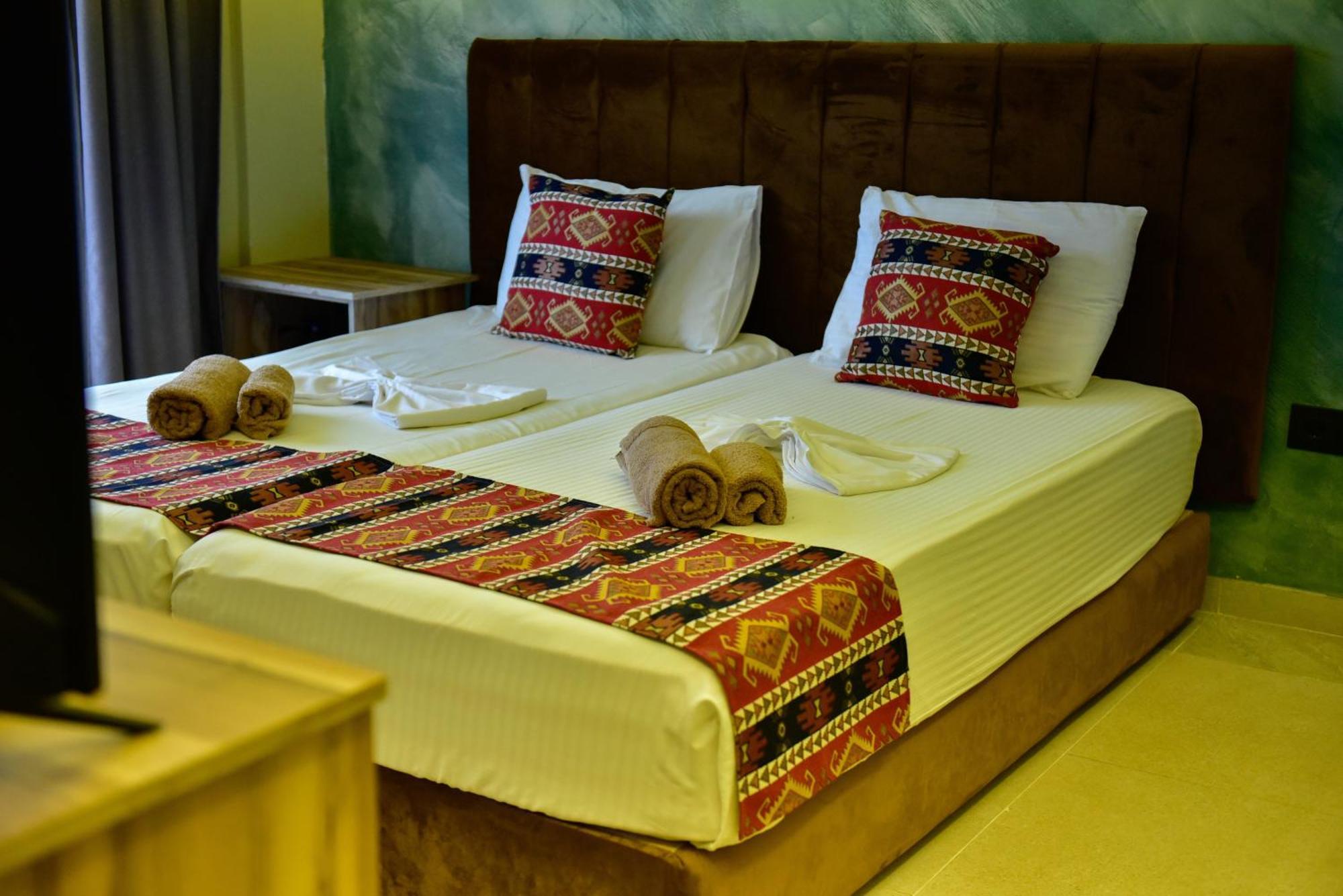 Te Bujtina Hotel- Cozy Stay With Traditional Breakfast Near Beach Golem  Extérieur photo
