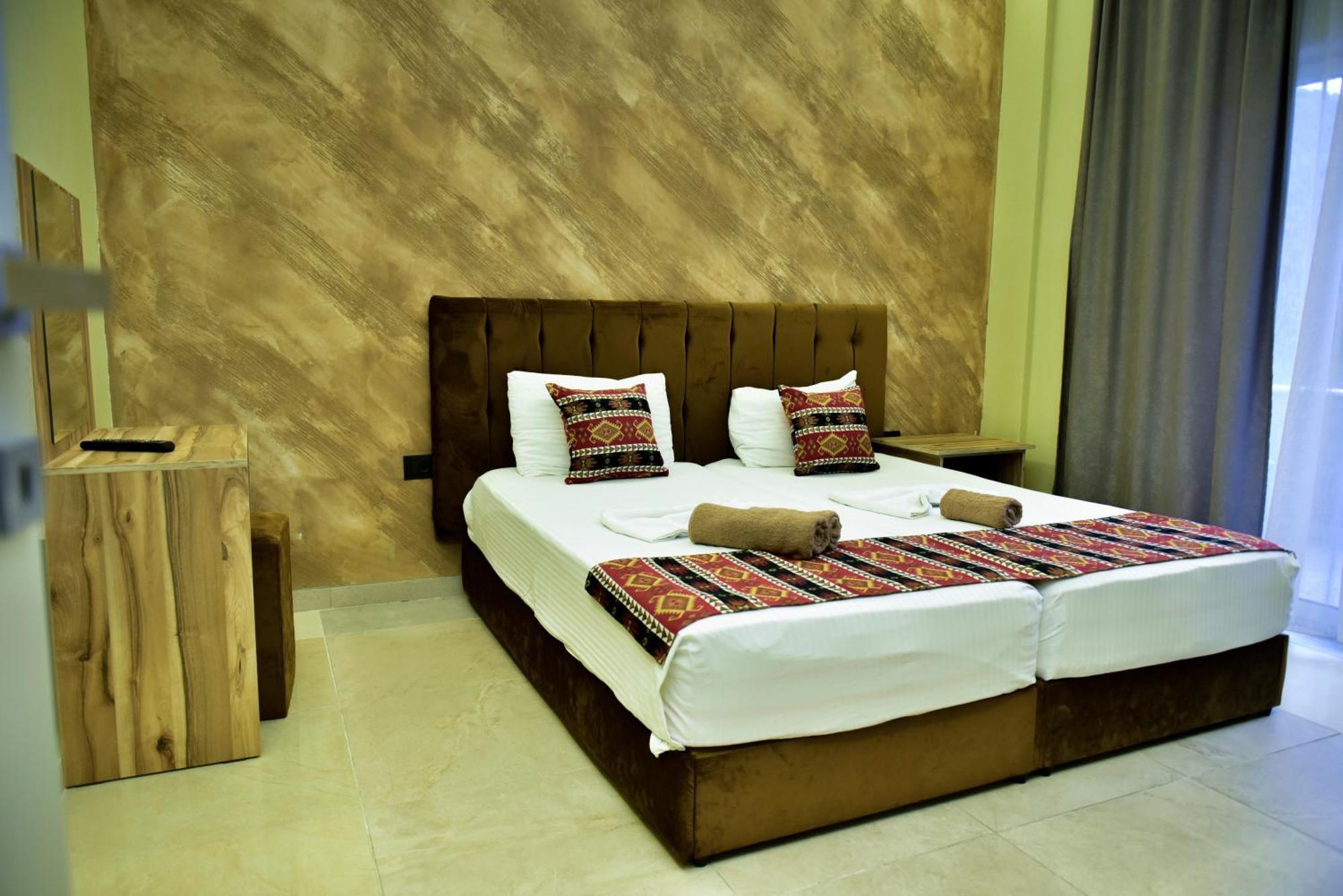 Te Bujtina Hotel- Cozy Stay With Traditional Breakfast Near Beach Golem  Extérieur photo